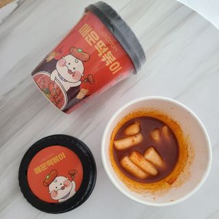 유비쿡 컵떡볶이 매운컵떡볶이2개/ 짜장컵떡볶이 2개  총 4개세트 — 5점을 준 리뷰어가 2021년 3월 올린 사용 사진