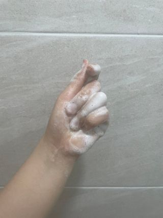 프리마인 더이상 뻣뻣하고 효과없는 탈모샴푸는 NO. 근본부터 케어하는 셀베이스 그린티샴푸(500ml) — 5점을 준 리뷰어가 2023년 5월 올린 사용 사진