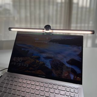 TOMO GRAPHY 나 있을땐 환한 조명 나 없을땐 확실한 살균 ★ DESK LIGHT & STERILIZER [ON] ★ — 5점을 준 리뷰어가 2021년 11월 올린 사용 사진