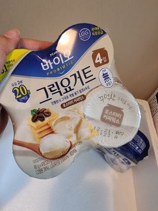 매일바이오 그릭요거트 오리지널 플레인 4개, 로스터리 커피믹스 4개 — 4점을 준 리뷰어가 2021년 12월 올린 사용 사진