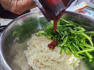 [한면원] 비빔국수 2인분 — 5점을 준 리뷰어가 2023년 3월 올린 사용 사진