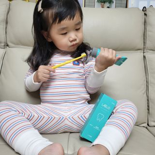 치과에서 쓰는 치약 _ 라벨제로 저불소 꼬마, 키즈, 유아, 베이비, 주니어 안전한 어린이치약 — 4.5점을 준 리뷰어가 2022년 11월 올린 사용 사진