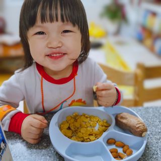 유비맘 캐릭터 실리콘 흡착 식판_색상 랜덤발송 — 5점을 준 리뷰어가 2020년 12월 올린 사용 사진