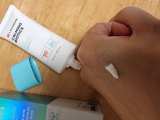 리더스코스메틱 리더스 카밍 바이오틱스 선 에센스 SPF 50+ PA++++ — 4점을 준 리뷰어가 2022년 8월 올린 사용 사진
