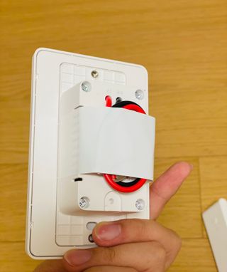 아카라 조명 스위치를 누워서 끄는 방법 (스마트 조명 스위치 2구 + 무선 리모트 스위치 1구 T1, 스마트 허브 E1) — 3점을 준 리뷰어가 2021년 11월 올린 사용 사진