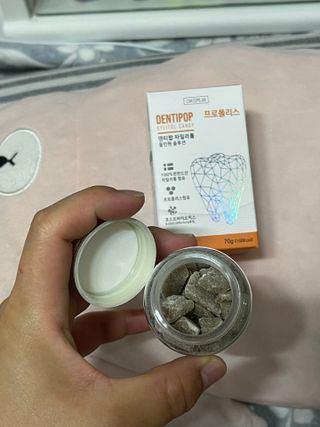 작심연구소 구취제거+충치예방+치아화이트닝 마법의 캔디 덴티팝3종(맛 랜덤 발송) — 2점을 준 리뷰어가 2022년 5월 올린 사용 사진