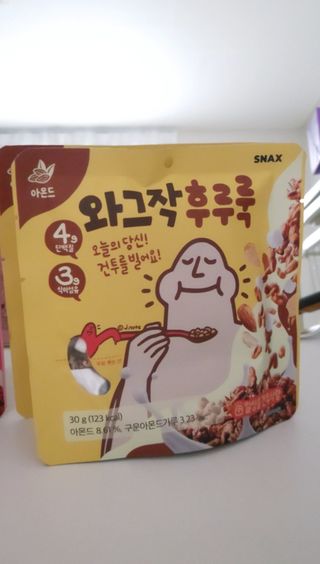스낵스 와그작후루룩 3종_카카오2봉+아몬드2봉+딸기2봉 (총 6봉) — 5점을 준 리뷰어가 2024년 2월 올린 사용 사진