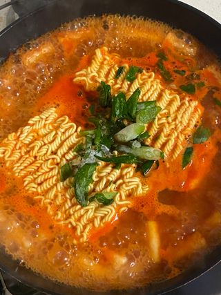 더밥  고추마녀 라볶이 +  나이스미 무설탕 현미후레이크 — 4점을 준 리뷰어가 2021년 10월 올린 사용 사진