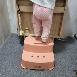 아르브 / 퍼지 2단 유아 아기 욕실 발판 발 디딤대 — 5점을 준 리뷰어가 2023년 1월 올린 사용 사진