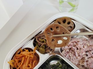 하나마이 [마마쿡] 전 청와대 천상현 셰프의 밑반찬  5종세트(소고기 장조림+연근조림+진미채+간장김자반+새우김자반) — 4점을 준 리뷰어가 2023년 4월 올린 사용 사진
