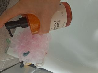 아소윤 기분좋은 향기 부드러운 거품 스파맨션 바디클렌져 5종 중 택1 + 마리아띠 샴푸두피볼 3종 중 1 랜덤발송 — 4점을 준 리뷰어가 2021년 8월 올린 사용 사진