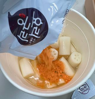 나우  [요리궁리] B타입 ( 매콤, 치즈, 매콤까르보 ) 꽃떡볶이 6개입 세트 — 5점을 준 리뷰어가 2025년 3월 올린 사용 사진