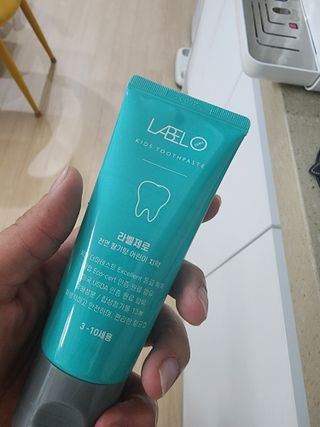 치과에서 쓰는 치약 _ 라벨제로 저불소 꼬마, 키즈, 유아, 베이비, 주니어 안전한 어린이치약 — 5점을 준 리뷰어가 2022년 10월 올린 사용 사진
