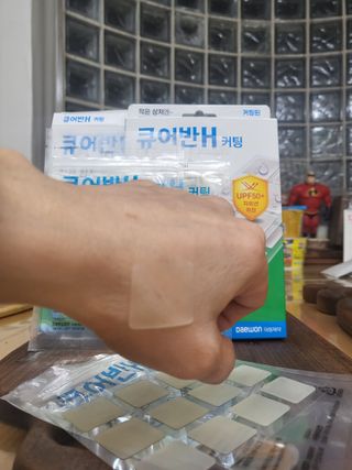 [큐어반H 커팅] 간편하게 떼서 쓰는 자외선차단 습윤밴드 (1팩/30매입) — 5점을 준 리뷰어가 2022년 12월 올린 사용 사진