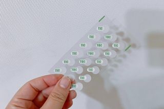 [큐어반H 스팟] 자외선 99프로 차단되는 스틱타입 스팟밴드(1팩 / 66매입) — 5점을 준 리뷰어가 2022년 10월 올린 사용 사진