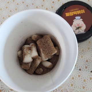 유비쿡 컵떡볶이 매운컵떡볶이2개/ 짜장컵떡볶이 2개  총 4개세트 — 3점을 준 리뷰어가 2021년 3월 올린 사용 사진