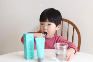 치과에서 쓰는 치약 _ 라벨제로 저불소 꼬마, 키즈, 유아, 베이비, 주니어 안전한 어린이치약 — 5점을 준 리뷰어가 2023년 3월 올린 사용 사진
