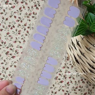 [네일가게] 햇빛에 닿으면 색이 변하는 신기한 햇살 반전 네일스티커 — 3점을 준 리뷰어가 2021년 8월 올린 사용 사진
