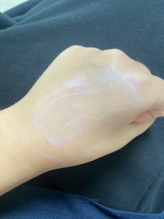 틱톡 [후르디아] 백탁NO! 화잘먹 수분광 선 에센스✨ — 5점을 준 리뷰어가 2023년 6월 올린 사용 사진