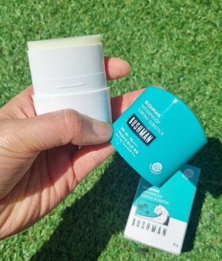 부쉬맨 워터프루프 서핑 선스틱 16g SPF50+ PA++++ — 5점을 준 리뷰어가 2023년 4월 올린 사용 사진