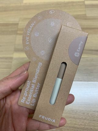 [후르디아] 올리브영 착한보습 비건 립버터 2종 — 5점을 준 리뷰어가 2023년 1월 올린 사용 사진