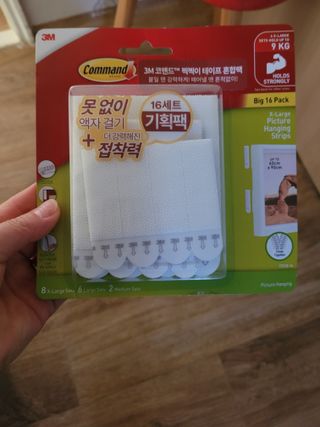 [3M 코맨드] 무타공 못없이 액자걸이 부착 테이프 혼합팩 16종 기획세트 — 5점을 준 리뷰어가 2024년 5월 올린 사용 사진