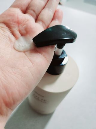 프리마인 더이상 뻣뻣하고 효과없는 탈모샴푸는 NO. 근본부터 케어하는 셀베이스 그린티샴푸(500ml) — 5점을 준 리뷰어가 2023년 5월 올린 사용 사진