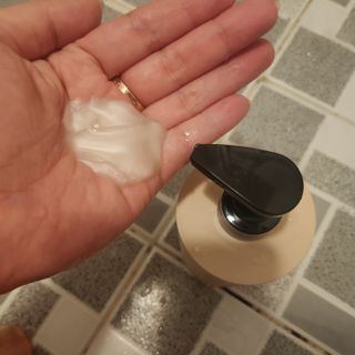 프리마인 더이상 뻣뻣하고 효과없는 탈모샴푸는 NO. 근본부터 케어하는 셀베이스 그린티샴푸(500ml) — 5점을 준 리뷰어가 2023년 5월 올린 사용 사진