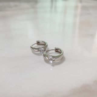 [골드앤디어] 14K 사선 큐빅 원터치 귀걸이_3color — 5점을 준 리뷰어가 2021년 6월 올린 사용 사진