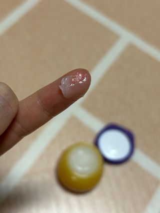 틱톡 [후르디아] 튼입술해결템 올리브영 블루베리 하이드레이팅 허니 립밤 — 5점을 준 리뷰어가 2023년 11월 올린 사용 사진