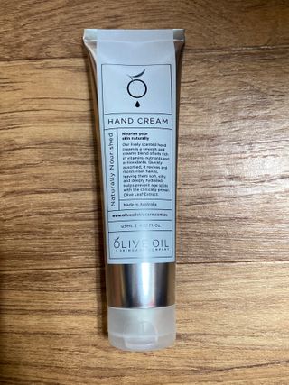 올리브 오일 스킨케어 컴퍼니 [OOSC] 보송보송한 내추럴리 너리시드 핸드크림 125ml — 4.5점을 준 리뷰어가 2021년 5월 올린 사용 사진
