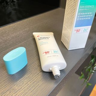 리더스코스메틱 리더스 카밍 바이오틱스 선 에센스 SPF 50+ PA++++ — 5점을 준 리뷰어가 2022년 7월 올린 사용 사진