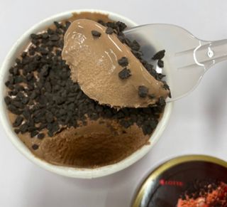 롯데제과 본젤라또 비스킷&바닐라카라멜바, 본젤라또 베리쇼콜라컵 — 3.5점을 준 리뷰어가 2021년 11월 올린 사용 사진