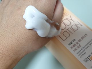 [과일나라] 바세린 모이스처 바디로션 1000ml 2종 — 5점을 준 리뷰어가 2021년 10월 올린 사용 사진