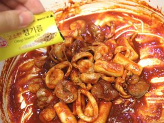 화끈한녀석들 새오똥400g 새우,오징어,똥집 볶음요리 소스,밀떡, 참기름 포함 — 3점을 준 리뷰어가 2022년 12월 올린 사용 사진