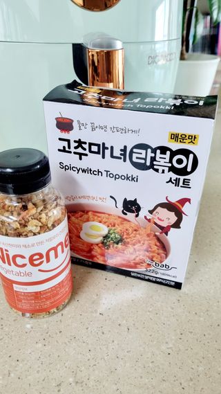더밥  고추마녀 라볶이 +  나이스미 무설탕 현미후레이크 — 4점을 준 리뷰어가 2021년 10월 올린 사용 사진