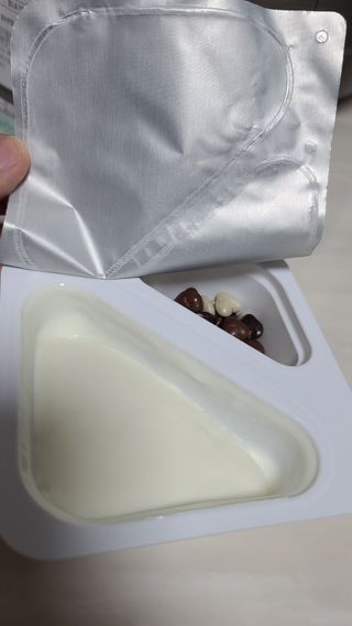남양유업 또깍 접어 떠먹는 불가리스 2종 — 5점을 준 리뷰어가 2020년 12월 올린 사용 사진