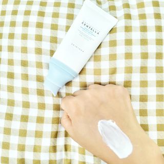 MF[스킨1004] 마다가스카르 센텔라 히알루-시카 워터핏 선세럼 50ml — 5점을 준 리뷰어가 2024년 5월 올린 사용 사진