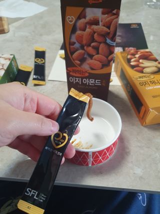 짜먹는 이지견과 짜먹는 이지아몬드, 짜먹는 이지허니피넛, 짜먹는 이지캐슈넛 각 10g X  10포 — 4점을 준 리뷰어가 2021년 1월 올린 사용 사진