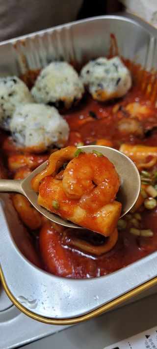 화끈한녀석들 새오똥400g 새우,오징어,똥집 볶음요리 소스,밀떡, 참기름 포함 — 5점을 준 리뷰어가 2022년 11월 올린 사용 사진