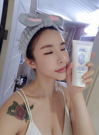 청담로즈 로즈블랑 화이트닝 올인원 퍼펙트 클렌저 — 5점을 준 리뷰어가 2023년 7월 올린 사용 사진