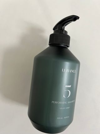 르핸스 퍼포밍 5 샴푸 비반트 포렛/베티버 포그 — 5점을 준 리뷰어가 2023년 3월 올린 사용 사진