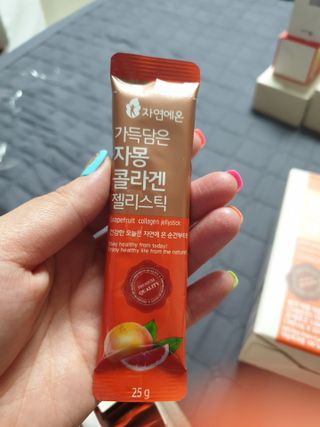 자연에온 핑크 자몽 착즙 100mL 10개입 1BOX +가 득담은 자몽 콜라겐 젤리스틱 1BOX — 5점을 준 리뷰어가 2021년 6월 올린 사용 사진