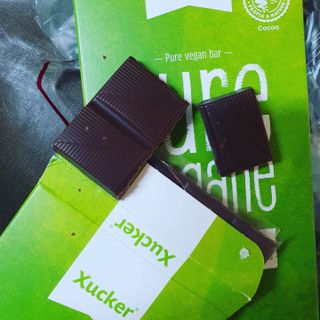 당류2g 자일리톨로 단맛을낸 슈카 퓨어비건 무설탕초콜릿 Xucker vegan 2개입 — 5점을 준 리뷰어가 2021년 4월 올린 사용 사진