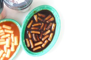 유비쿡 컵떡볶이 매운컵떡볶이2개/ 짜장컵떡볶이 2개  총 4개세트 — 5점을 준 리뷰어가 2021년 4월 올린 사용 사진