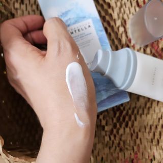 [스킨1004] 마다가스카르 센텔라 히알루-시카 워터핏 선세럼 50ml — 5점을 준 리뷰어가 2024년 5월 올린 사용 사진