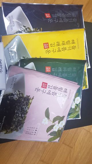 [해림맛김] 들기름에 구운 바삭바삭 김 4종 세트 + 1종 랜덤발송 총5개입 — 5점을 준 리뷰어가 2021년 2월 올린 사용 사진