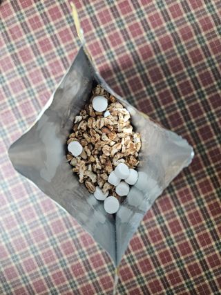 스낵스 와그작후루룩 3종_카카오2봉+아몬드2봉+딸기2봉 (총 6봉) — 4점을 준 리뷰어가 2024년 2월 올린 사용 사진
