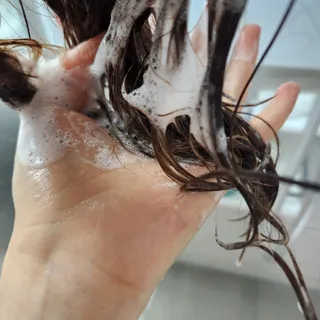 르핸스 퍼포밍 5 샴푸 비반트 포렛/베티버 포그 — 5점을 준 리뷰어가 2022년 12월 올린 사용 사진