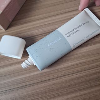 [후르디아] 끈적임 없는 착한성분 비건  핸드크림 3종 — 5점을 준 리뷰어가 2023년 1월 올린 사용 사진